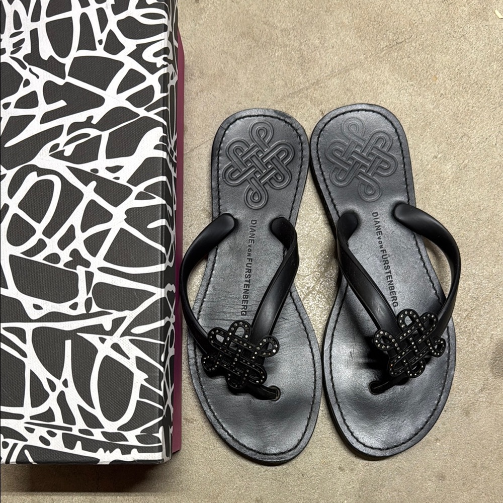 Diane von Furstenberg Black Leather Sandals with Decorative Knot 8